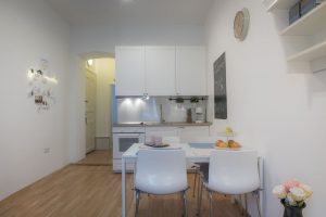The dining area and kitchen in Apartment Zlata, an apartment in Zagreb for tourists